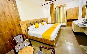Hotel Nidhivan Mukund - Best Rated Area - In House Parking Vrindavan India