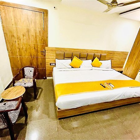 Hotel Nidhivan Mukund - Best Rated Area - In House Parking Vrindavan Exterior photo