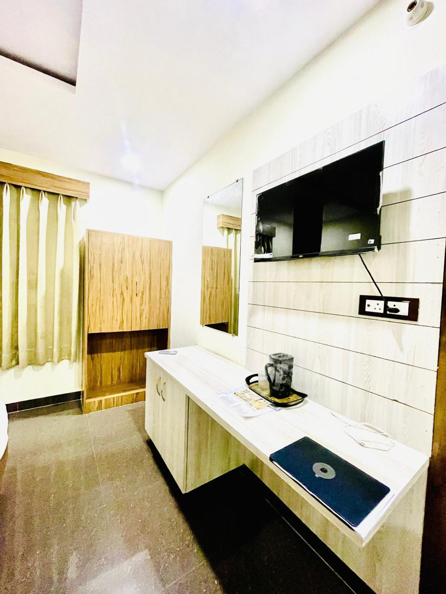 Hotel Nidhivan Mukund - Best Rated Area - In House Parking Vrindavan Exterior photo