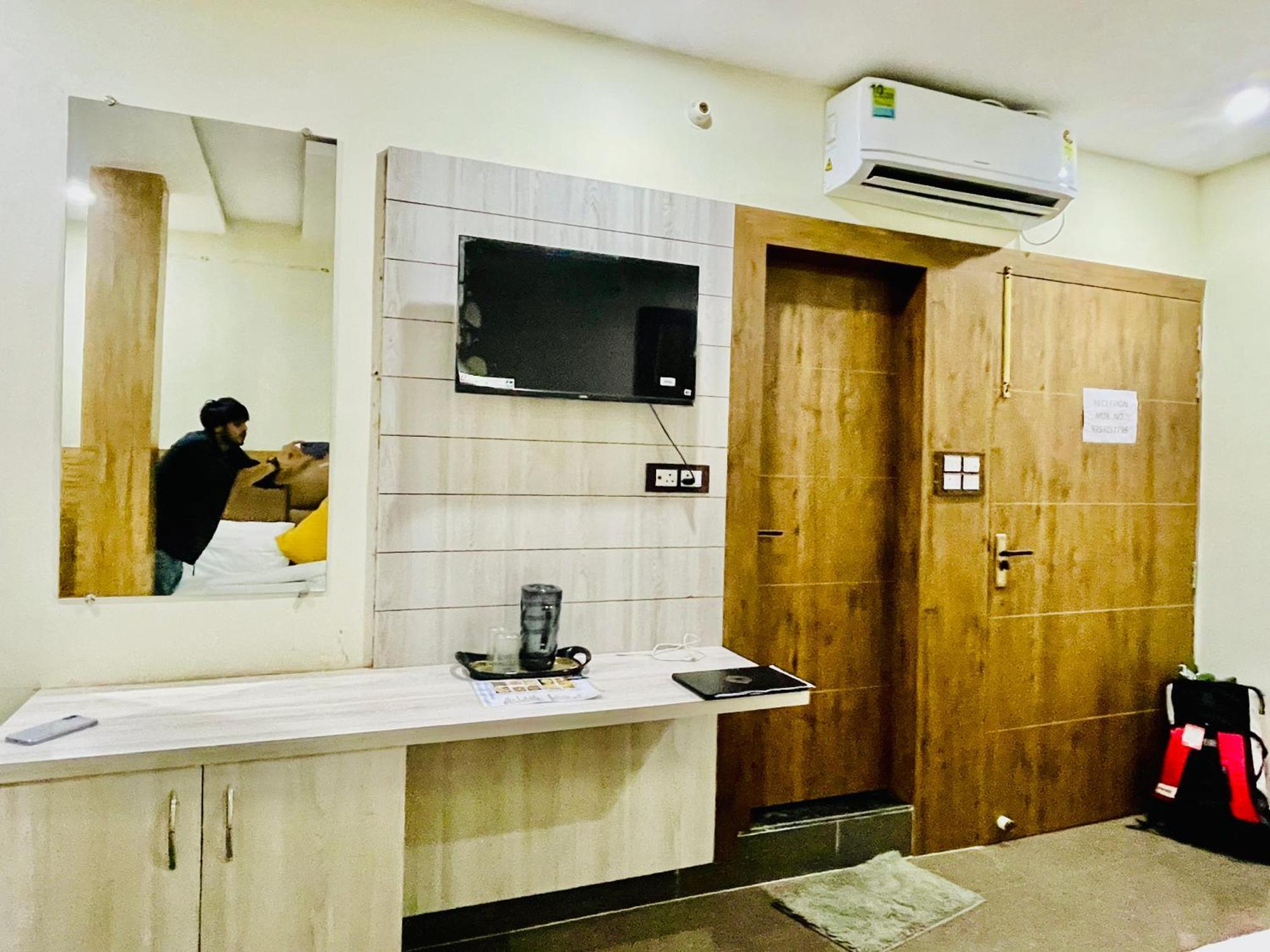 Hotel Nidhivan Mukund - Best Rated Area - In House Parking Vrindavan Exterior photo